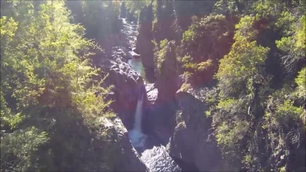 Vista aérea de cascada, río y parque en Santiago Chile — Vídeo de stock