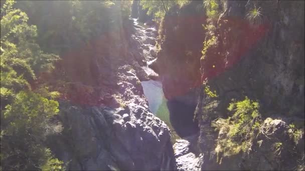 Vista aérea de cascada, río y parque en Santiago Chile — Vídeo de stock