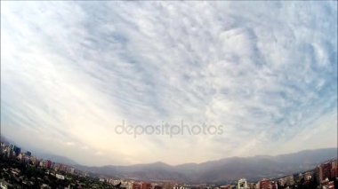Santiago, Şili'deki günbatımı bulutlar
