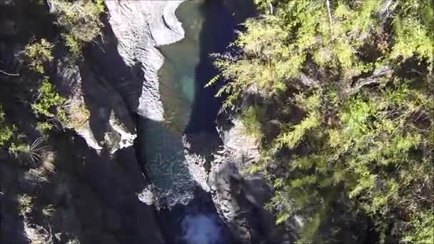A légi felvétel a vízesés, folyón és park Santiago Chile — Stock videók
