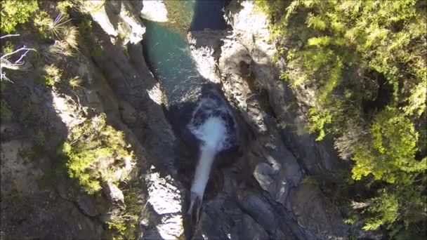 Вид с воздуха на водопад, реку и парк в Сантьяго Чили — стоковое видео