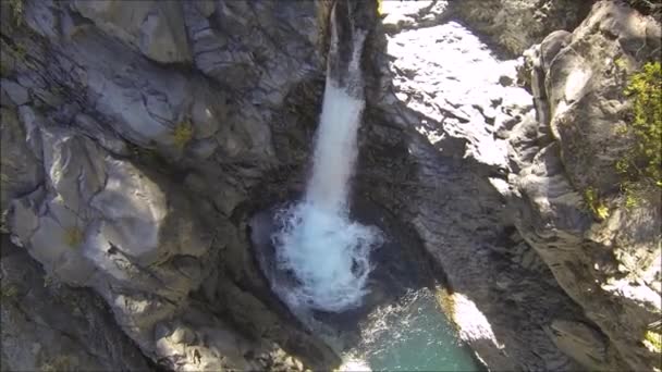 Vista aérea de cascada, río y parque en Santiago Chile — Vídeos de Stock