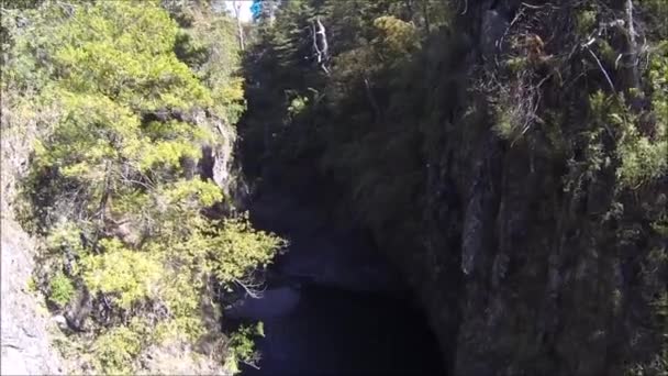 Vue aérienne de cascade, rivière et parc à Santiago du Chili — Video