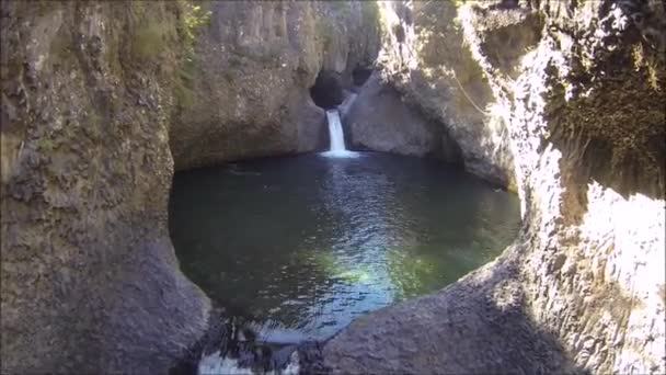 Luchtfoto van de rivier, waterval en park in Santiago, Chili — Stockvideo