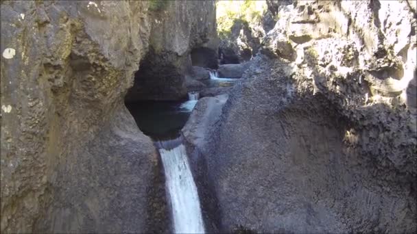 Luchtfoto van de rivier, waterval en park in Santiago, Chili — Stockvideo