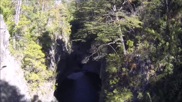 Widok na wodospad, rzeki i parku w Santiago, Chile — Wideo stockowe