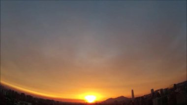 Santiago, Şili'deki günbatımı bulutlar