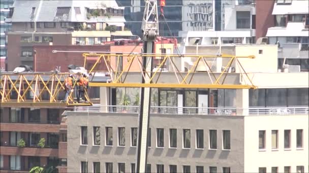 Ingenieros instalando grúas torre en Santiago, Chile — Vídeo de stock