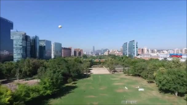 Luftaufnahme von Wolkenkratzern und Stadt in Chile — Stockvideo