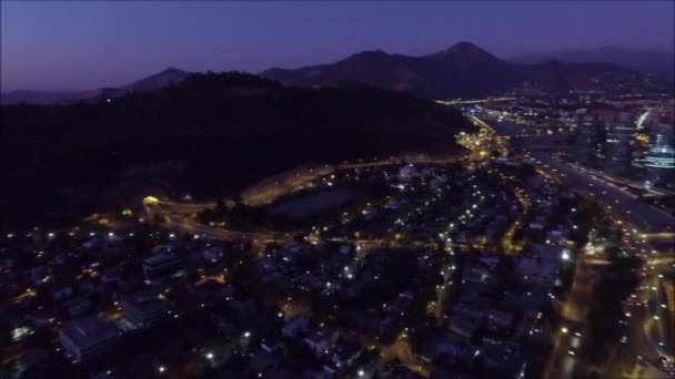 Widok z lotu ptaka drapaczy chmur i miasto w Chile — Wideo stockowe