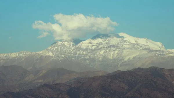 Peyzaj ve Santiago, Şili'deki dağlar — Stok fotoğraf