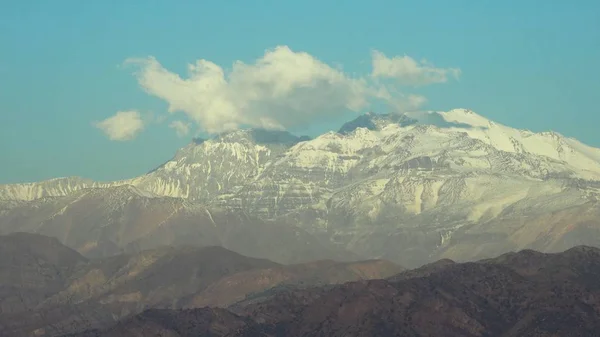 Peyzaj ve Santiago, Şili'deki dağlar — Stok fotoğraf