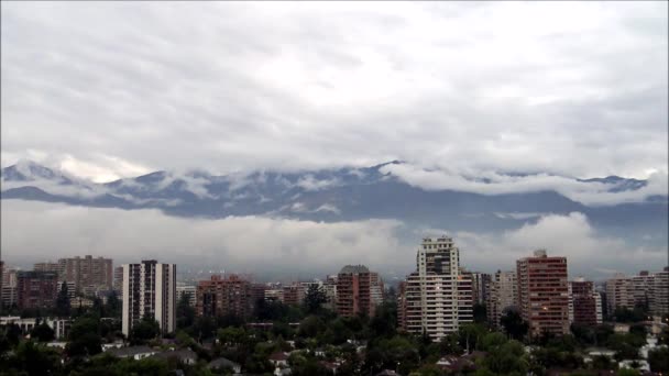 Nubes al atardecer en Santiago, Chile — Vídeo de stock