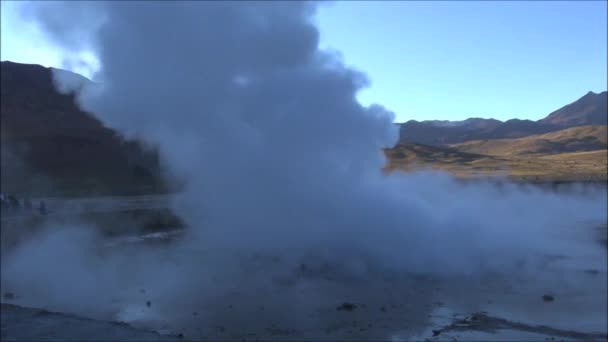 Landschaft und Geysire in der Atacamawüste, Chile — Stockvideo