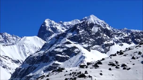 風景とチリのマウントのアンデス山脈でのハイキング — ストック動画