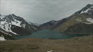 Manzara veya dağlar ve lagün Şili