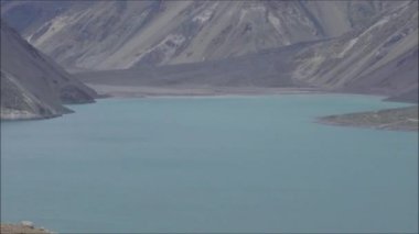 Manzara veya dağlar ve lagün Şili