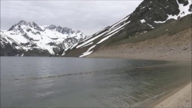 Manzara veya dağlar ve lagün Şili