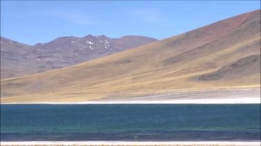 Göl ve tuz daireler Atacama Çölü, Şili'deki manzara