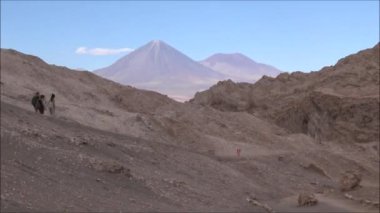 Dağlar ve volkan Atacama Çölü, Şili'deki manzara