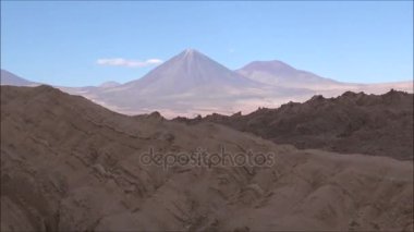 Dağlar ve volkan Atacama Çölü, Şili'deki manzara