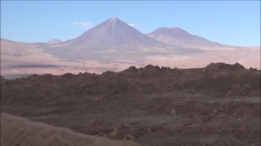 Dağlar ve volkan Atacama Çölü, Şili'deki manzara