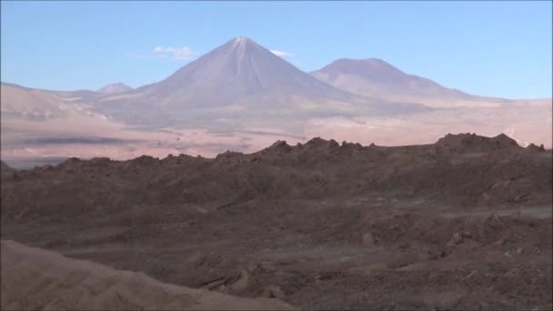 Пейзаж гор и вулканов пустыни Атакама, Чили — стоковое видео