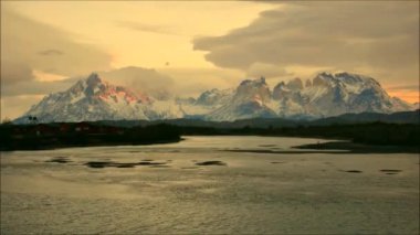 Torres Del Paine Patagonia, Şili'deki bulutlarda gündoğumu