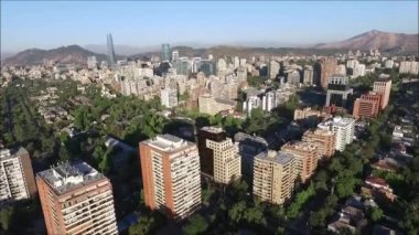 Santiago, Şili için günbatımı ve şehir ışıkları havadan görünümü