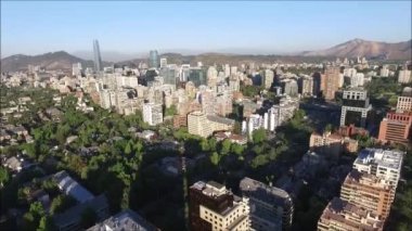 Santiago, Şili için günbatımı ve şehir ışıkları havadan görünümü