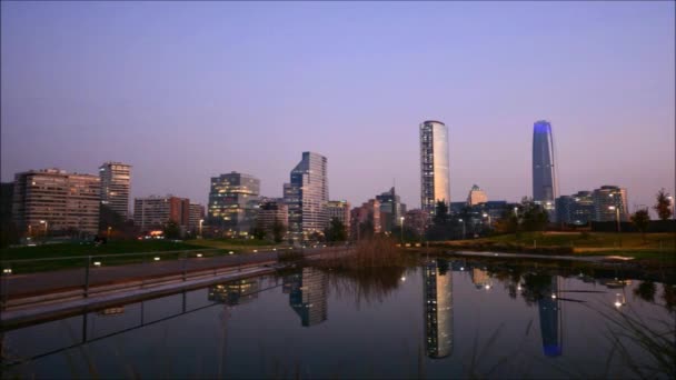 Zachód słońca zasępia i krajobraz miasto w Chile — Wideo stockowe