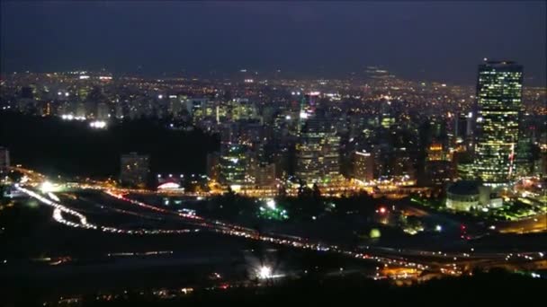 Σύννεφα στο ηλιοβασίλεμα και αστικό τοπίο στη Χιλή — Αρχείο Βίντεο