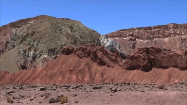 Paisaje de montañas, lago, laguna y naturaleza en el desierto de Atacama, Chile — Vídeo de stock