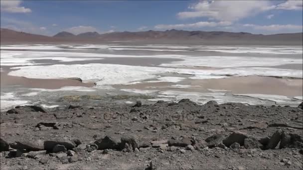 山、湖、ラグーン、アタカマ砂漠、チリの自然の風景 — ストック動画