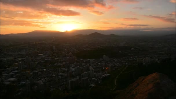 Nubes del atardecer y paisaje urbano en Chile — Vídeos de Stock