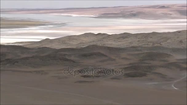 Paisaje de montañas, lago, laguna y naturaleza en el desierto de Atacama, Chile — Vídeo de stock