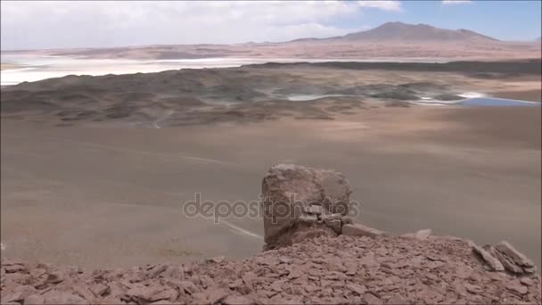 Paesaggio di montagne, lago, laguna e natura nel deserto di Atacama, Cile — Video Stock