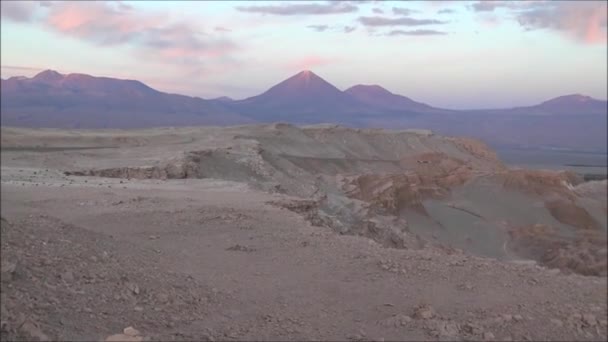 Paisaje de montañas, lago, laguna y naturaleza en el desierto de Atacama, Chile — Vídeos de Stock