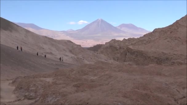 Пейзаж гор, озера, лагуны и природы пустыни Атакама, Чили — стоковое видео