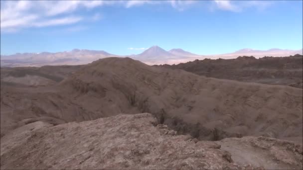 Τοπίο στα βουνά, λίμνη, λιμνοθάλασσα και φύση στην έρημο Ατακάμα της Χιλής — Αρχείο Βίντεο