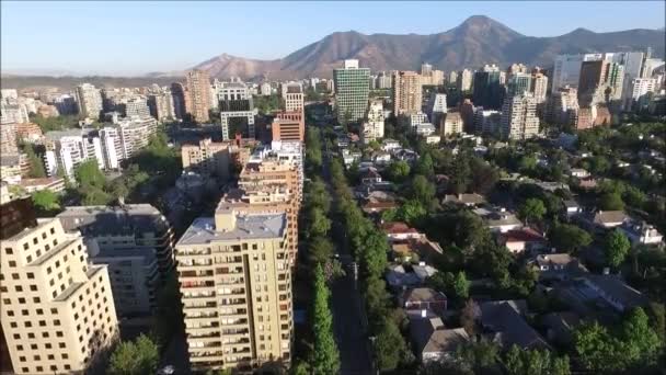 Vista aérea de atardeceres y luces de ciudad en Santiago, Chile — Vídeo de stock