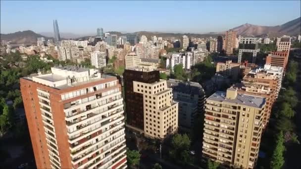 Vista aérea das luzes do pôr do sol e da cidade em Santiago, Chile — Vídeo de Stock