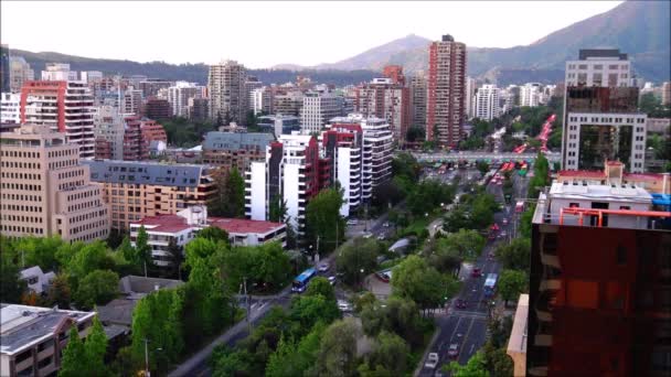 Gün batımı bulutlar ve Şili'deki şehir manzarası — Stok video