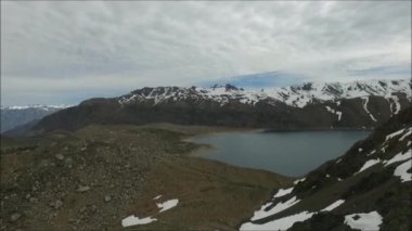 Dağlar ve lagün Santiago, Şili için peyzaj