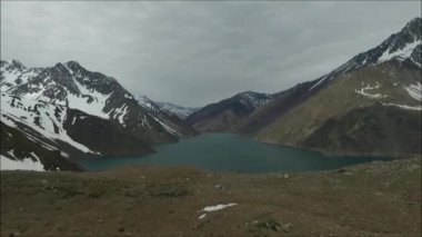 Dağlar ve lagün Santiago, Şili için peyzaj