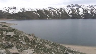 Dağlar ve lagün Santiago, Şili için peyzaj