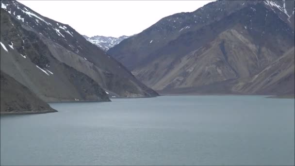 Krajina hor a lagunu v Santiagu, Chile — Stock video