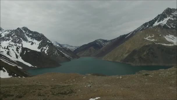 Landschaft aus Bergen und Lagune in Santago, Chile — Stockvideo