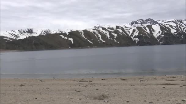 Paisaje de montaña y laguna en Santiago, Chile — Vídeo de stock