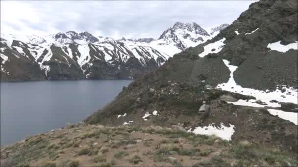 山とサンティアゴ、チリのラグーンの風景 — ストック動画
